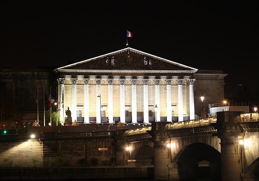 Frankreichs Parlament stürzt Regierung durch Misstrauensvotum